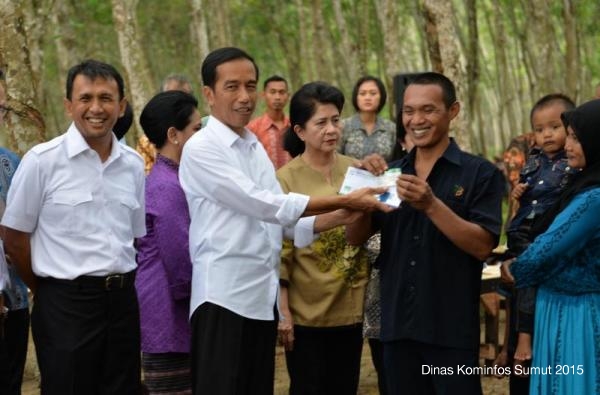 Jokowi Awali Bagi Kartu Indonesia Sehat di Sumut